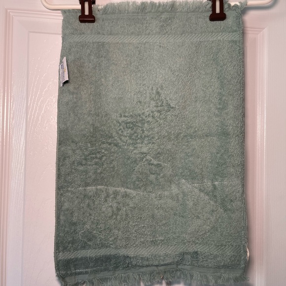 Vintage Battenberg lace hand towel - Picture 3 of 4